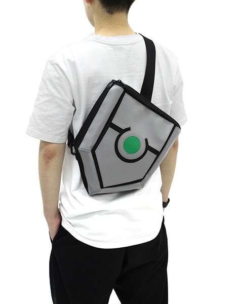 「盾の勇者の成り上がり スモールシールドバッグ」を背負った様子。