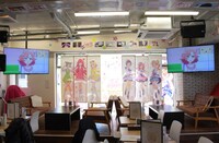 「プリティーオールフレンズ レインボー▽イースターカフェ」の様子。店内のモニターではTVアニメ「プリティーリズム・レインボーライブ」を期間中に全話上映する。