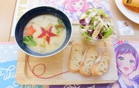 「思い出のクリームシチューに運命の赤い“いと”～クロスサラダとパンを添えて～」。チキンシチューには「Lucky☆Star」のロゴが、プレートには赤い糸があしらわれた。