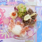ジンギスカンも食べられる「プリリズRL」コラボカフェ、なる&べる新ビジュアルも