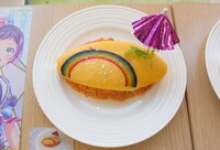 「どしゃぶりHAPPY！レインボーオムライス」。傘の色はランダムとなる。