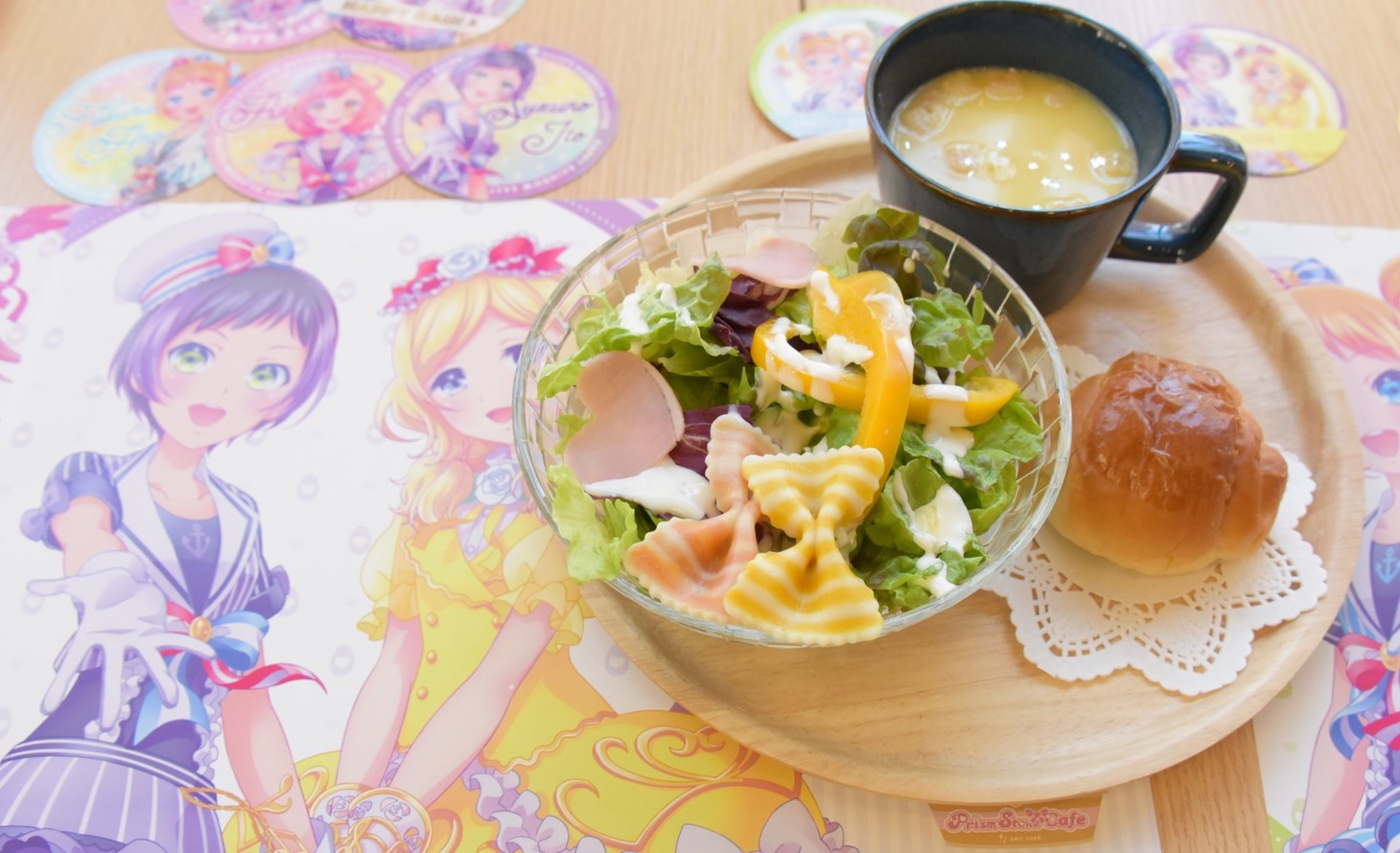 「ALIVE“胸キュンクールサラダ＆フェミニンポタージュ”」。パンの下に敷いたレースペーパーも、メルヘンなおとはをイメージしたもの。