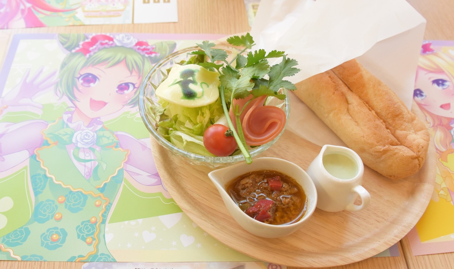 「自分で作るオリジニャルニャニャニャニャエスニックサンド」。自分らしさを手に入れたわかなをイメージし、パンに挟むも八卦、挟まないも八卦、自由な食べ方ができる一品に。パクチーが乗っているので苦手な人は注意しよう。