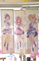 店内に飾られたハッピーレイン♪のタペストリー。