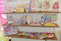 コラボカフェで販売される限定グッズ。