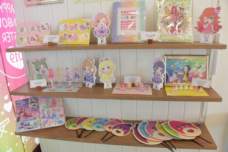 コラボカフェで販売される限定グッズ。