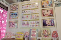 コラボカフェで販売される限定グッズ。