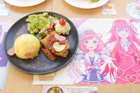 「Little Wing & Beautiful Pride “ラブリーダック＆セクシーチキン”」。デュオライブでのなるの帽子をかたどったチーズのかかったライスと、トマトガーリックソースのかかったチキンソテーを組み合わせた一皿。
