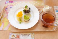 「みなさんの幸せを祈っていれたおとはのメルへ～ン▼ティーパーティーセット」。チョコプリン、ピスタチオケーキ、ミルクレープが乗った華やかなデザート。