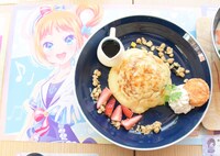 パンケーキの上にカスタードソースがかかった「めちゃうま!!私の好きなクレームブリュレの味がする！パンケーキ」。右手に添えられているのはおせんべい。