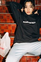 「ドラゴンボール Romantic Hoody」の着用イメージ。