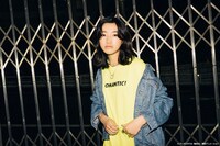 「ドラゴンボール Romantic Tee」の着用イメージ。
