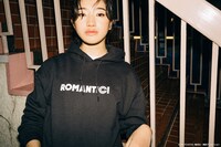 「ドラゴンボール Romantic Hoody」の着用イメージ。