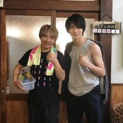 左からTVアニメ版で坂東晴希役を演じた米内佑希、映画版で坂東晴希役を演じる横浜流星。