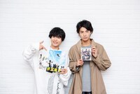 左からTVアニメ版で橋本一馬役を演じた岡本信彦、映画版で坂東晴希役を演じる中尾暢樹。