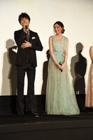 左から山崎育三郎、河北麻友子。