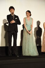 左から山崎育三郎、河北麻友子。