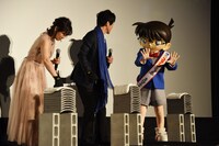 唯一素手で瓦割りに挑むこととなった江戸川コナン（右）。