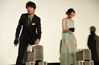 瓦割りに挑戦する直前、不安そうな表情を浮かべる山崎育三郎（左）と河北麻友子（右）。