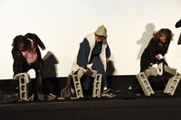 左から瓦割りに挑戦する檜山修之、山口勝平、高山みなみ。