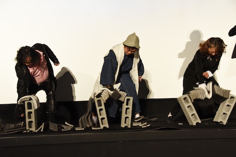 瓦割りに挑戦する（左から）檜山修之、山口勝平、高山みなみ。