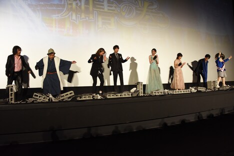 瓦割りに挑戦した登壇者。