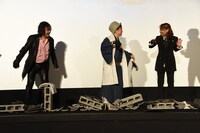 左から瓦割りに挑戦した檜山修之、山口勝平、高山みなみ。