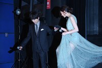 階段を降りる河北麻友子（右）をエスコートする山崎育三郎（左）。