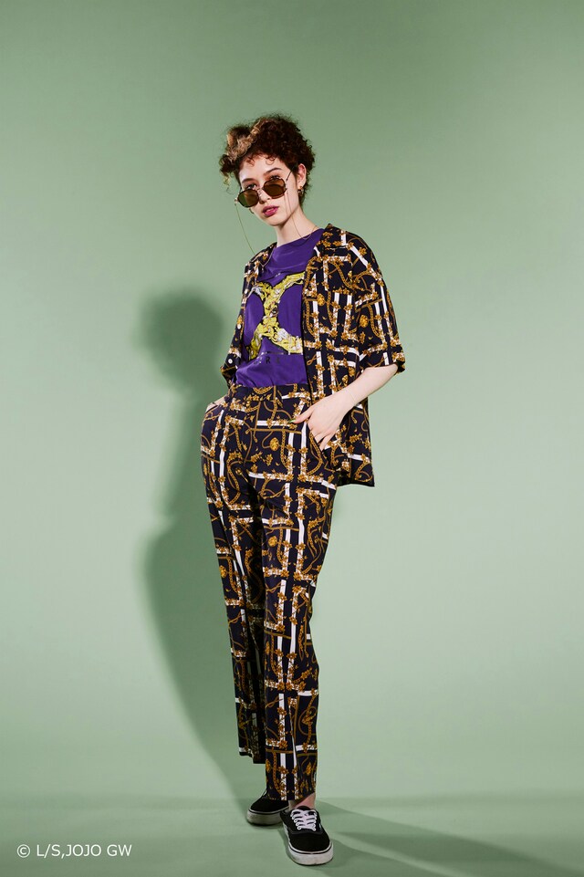 「X-girl ×ジョジョの奇妙な冒険 黄金の風」コラボアイテムの着用イメージ。