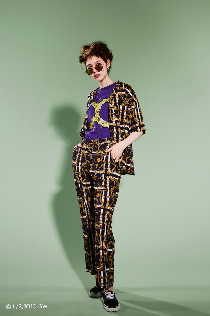 「X-girl ×ジョジョの奇妙な冒険 黄金の風」コラボアイテムの着用イメージ。