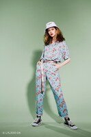 「X-girl ×ジョジョの奇妙な冒険 黄金の風」コラボアイテムの着用イメージ。