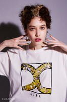 「X-girl ×ジョジョの奇妙な冒険 黄金の風」コラボアイテムの着用イメージ。