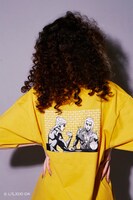 「X-girl ×ジョジョの奇妙な冒険 黄金の風」コラボアイテムの着用イメージ。