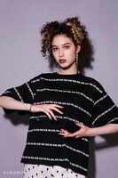 「X-girl ×ジョジョの奇妙な冒険 黄金の風」コラボアイテムの着用イメージ。