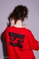 「X-girl ×ジョジョの奇妙な冒険 黄金の風」コラボアイテムの着用イメージ。