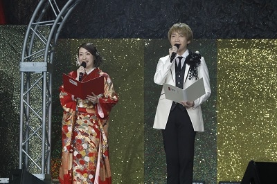 左から植田佳奈、諏訪部順一。