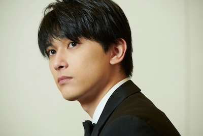 吉沢亮のオフショット。(c)SPUR6月号/集英社 撮影/矢吹健巳〈W〉