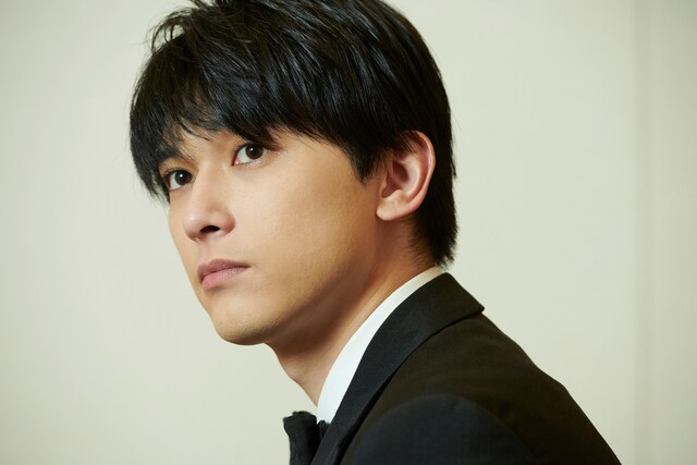 吉沢亮のオフショット。(c)SPUR6月号/集英社 撮影/矢吹健巳〈W〉