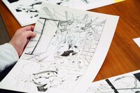 原稿を確認する岸本斉史。