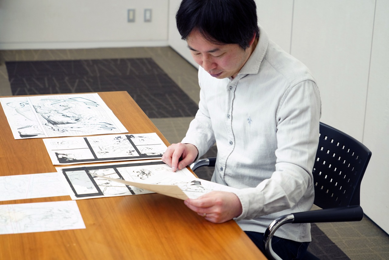 原稿を確認する岸本斉史。