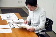 原稿を確認する岸本斉史。