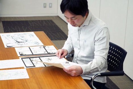 原稿を確認する岸本斉史。