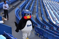 会場に現れたつば九郎。