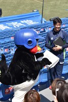 スケッチブックに器用に書き込むつば九郎。