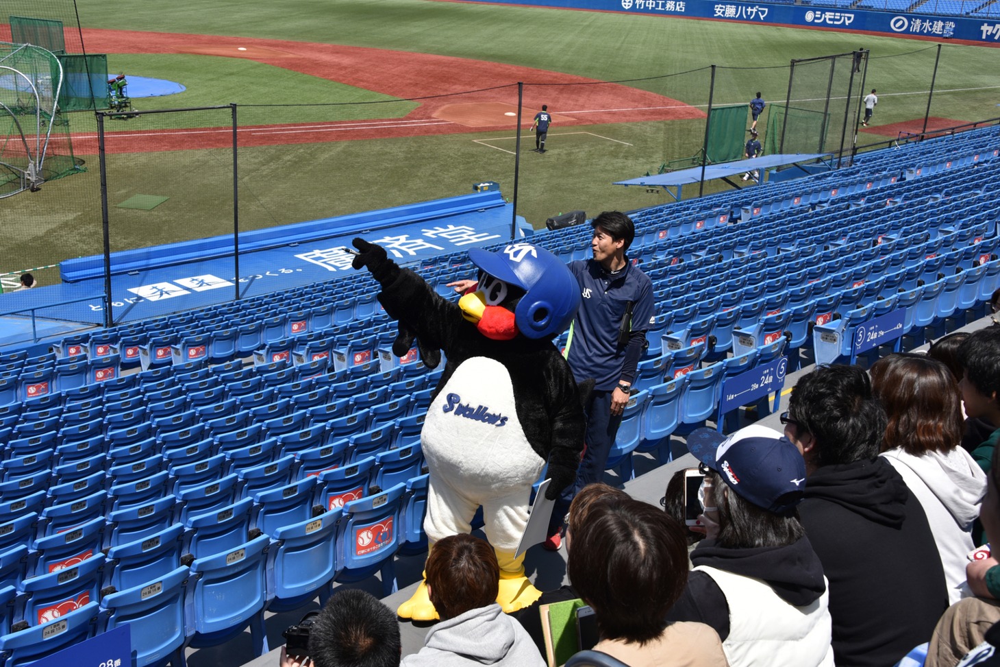 日本青年館を指差すつば九郎。