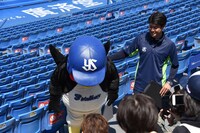 頭を深くさげるつば九郎。