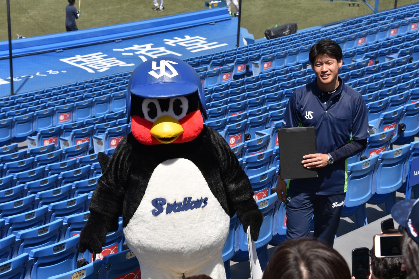つば九郎への相談・質問コーナーの様子。