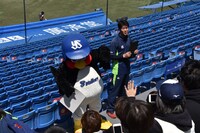 つば九郎への相談・質問コーナーの様子。