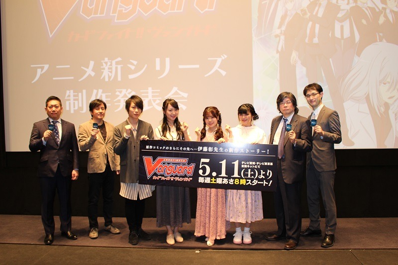 左からテレビ愛知の尾谷孝氏、原作者の伊藤彰、新田シン役の森嶋秀太、戸倉ミサキ役の橘田いずみ、倉知玲鳳（RAISE A SUILEN）、紡木吏佐（RAISE A SUILEN）、ブシロードの木谷高明製作総指揮、ブシロードの島村匡俊プロデューサー。