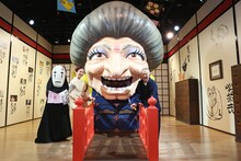 左からカオナシ、夏木マリ、鈴木敏夫。